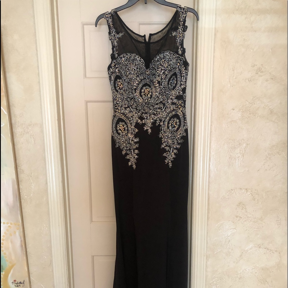 Stunning Milano Formals black embroidered Gown 🌺2